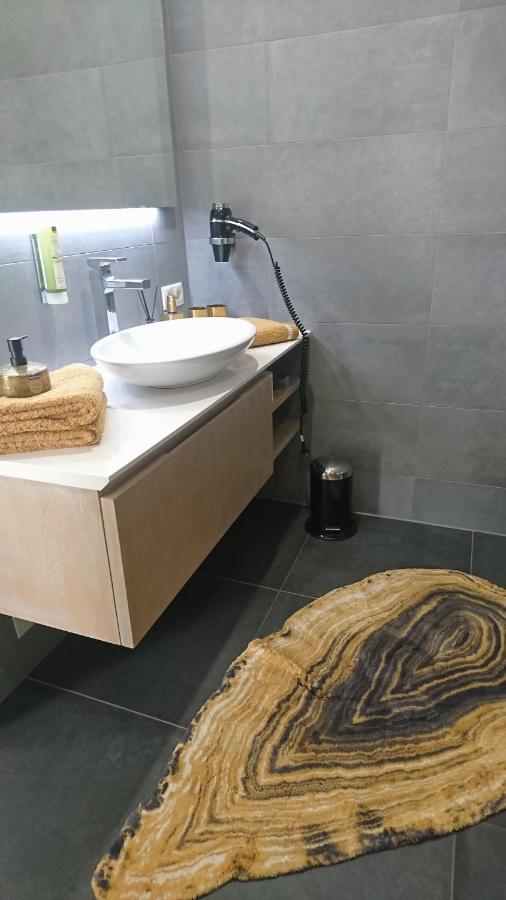 Апартаменты Vip Deluxe 107Qm Auf Zwei Etagen 1 Dopplezimmer Eg 1 Doppelzimmer Auf Der Galerie Sowie 2 Badezimmer Und Komplette Kueche Mit Mikrowelle Und Backofen Ideal Fuer 1 Bis 6 Gaeste Direkter Blick Auf Garten Und Bergblick Alles Nur Nicht 0815 Шлирзе Экстерьер фото