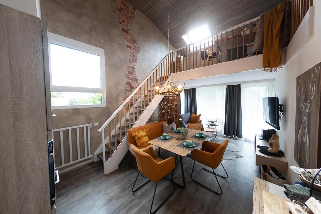 Апартаменты Vip Deluxe 107Qm Auf Zwei Etagen 1 Dopplezimmer Eg 1 Doppelzimmer Auf Der Galerie Sowie 2 Badezimmer Und Komplette Kueche Mit Mikrowelle Und Backofen Ideal Fuer 1 Bis 6 Gaeste Direkter Blick Auf Garten Und Bergblick Alles Nur Nicht 0815 Шлирзе Экстерьер фото