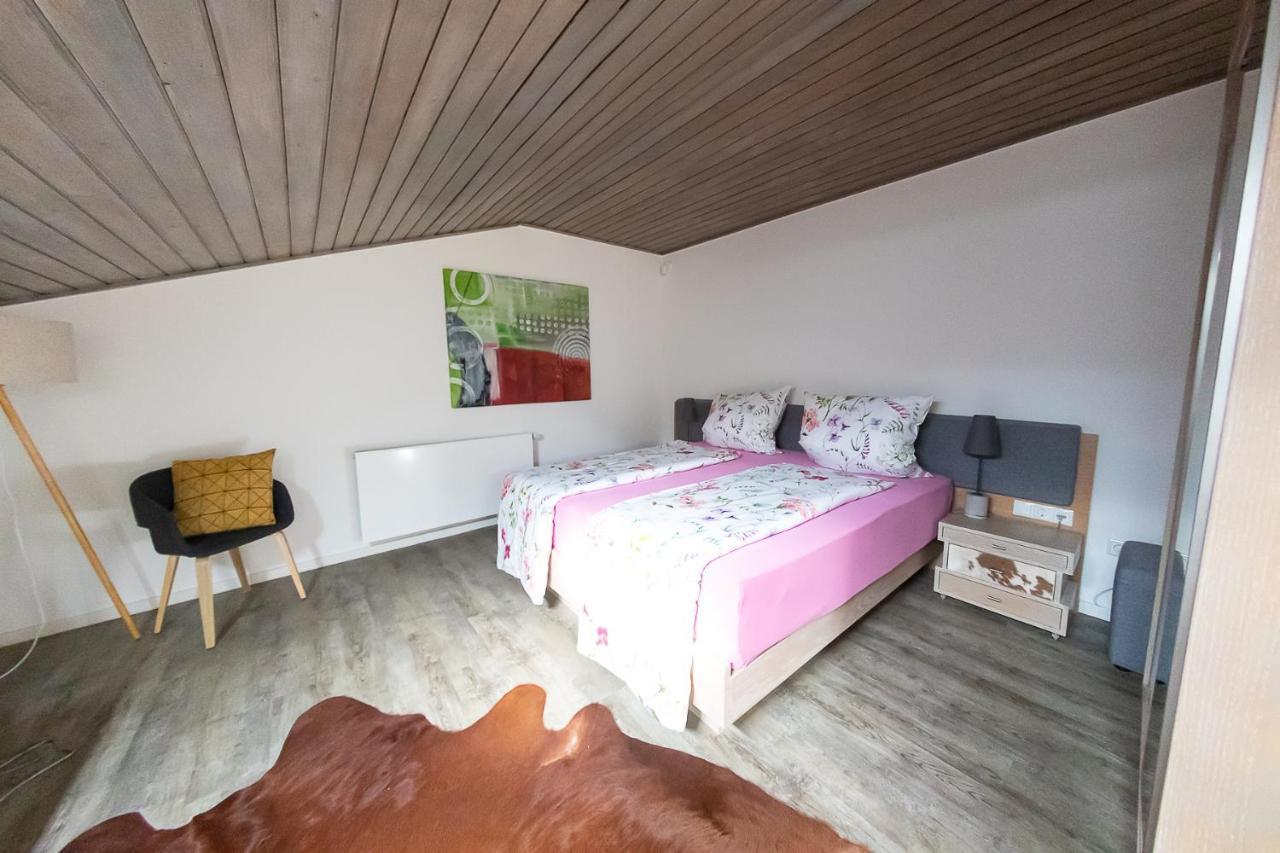 Апартаменты Vip Deluxe 107Qm Auf Zwei Etagen 1 Dopplezimmer Eg 1 Doppelzimmer Auf Der Galerie Sowie 2 Badezimmer Und Komplette Kueche Mit Mikrowelle Und Backofen Ideal Fuer 1 Bis 6 Gaeste Direkter Blick Auf Garten Und Bergblick Alles Nur Nicht 0815 Шлирзе Экстерьер фото