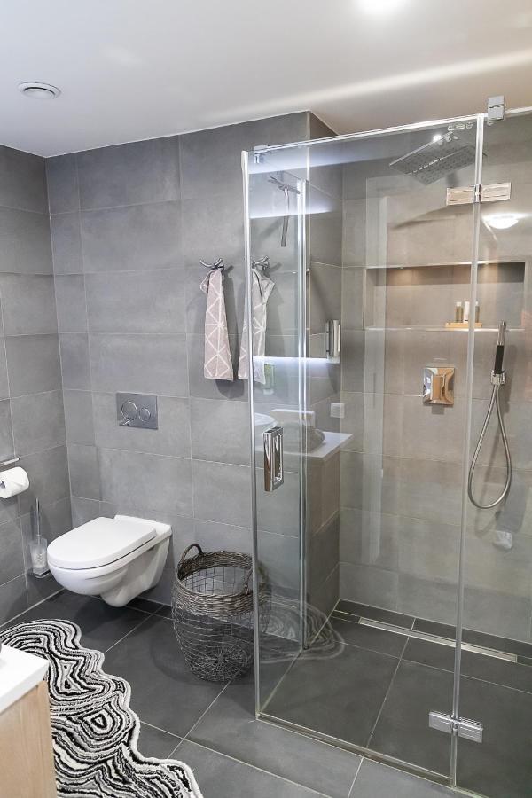 Апартаменты Vip Deluxe 107Qm Auf Zwei Etagen 1 Dopplezimmer Eg 1 Doppelzimmer Auf Der Galerie Sowie 2 Badezimmer Und Komplette Kueche Mit Mikrowelle Und Backofen Ideal Fuer 1 Bis 6 Gaeste Direkter Blick Auf Garten Und Bergblick Alles Nur Nicht 0815 Шлирзе Экстерьер фото