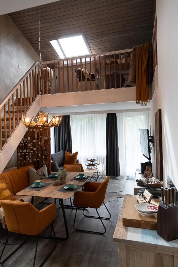 Апартаменты Vip Deluxe 107Qm Auf Zwei Etagen 1 Dopplezimmer Eg 1 Doppelzimmer Auf Der Galerie Sowie 2 Badezimmer Und Komplette Kueche Mit Mikrowelle Und Backofen Ideal Fuer 1 Bis 6 Gaeste Direkter Blick Auf Garten Und Bergblick Alles Nur Nicht 0815 Шлирзе Экстерьер фото
