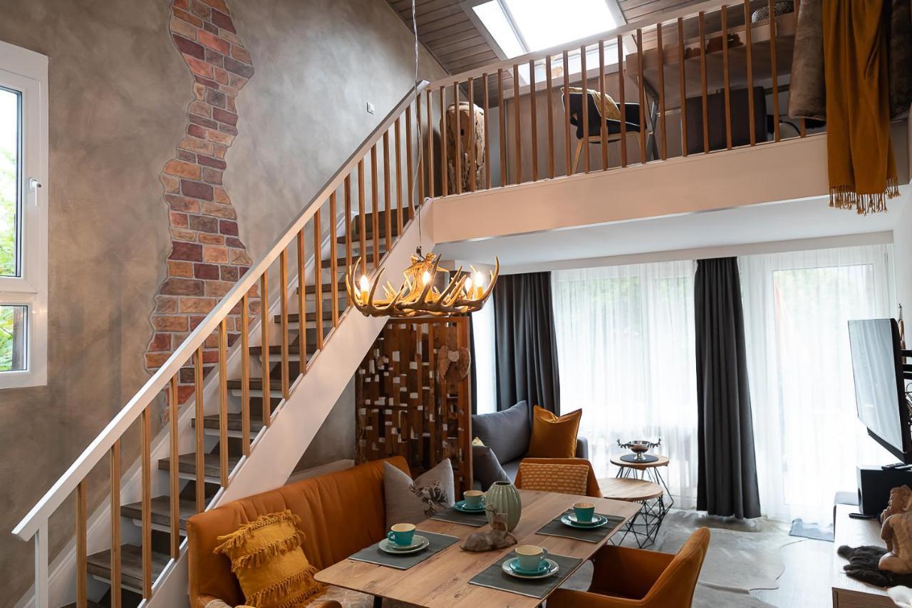 Апартаменты Vip Deluxe 107Qm Auf Zwei Etagen 1 Dopplezimmer Eg 1 Doppelzimmer Auf Der Galerie Sowie 2 Badezimmer Und Komplette Kueche Mit Mikrowelle Und Backofen Ideal Fuer 1 Bis 6 Gaeste Direkter Blick Auf Garten Und Bergblick Alles Nur Nicht 0815 Шлирзе Экстерьер фото